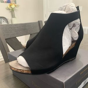 Pierre Dumas adorable black wedge! Size 9 New in box!!